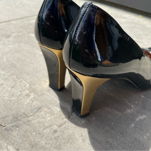 [9] Vintage Stuart Weitzman Classic Black Patent Leather & Gold Pumps Women’s - Picture 6 of 11